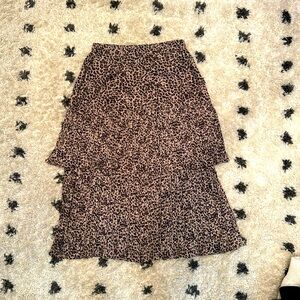 Leopard Tiered Maxi Skirt
Size : small Brand: Easel